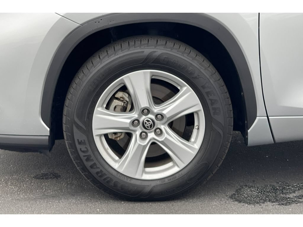 Used 2021 Toyota Highlander LE FWD image 11