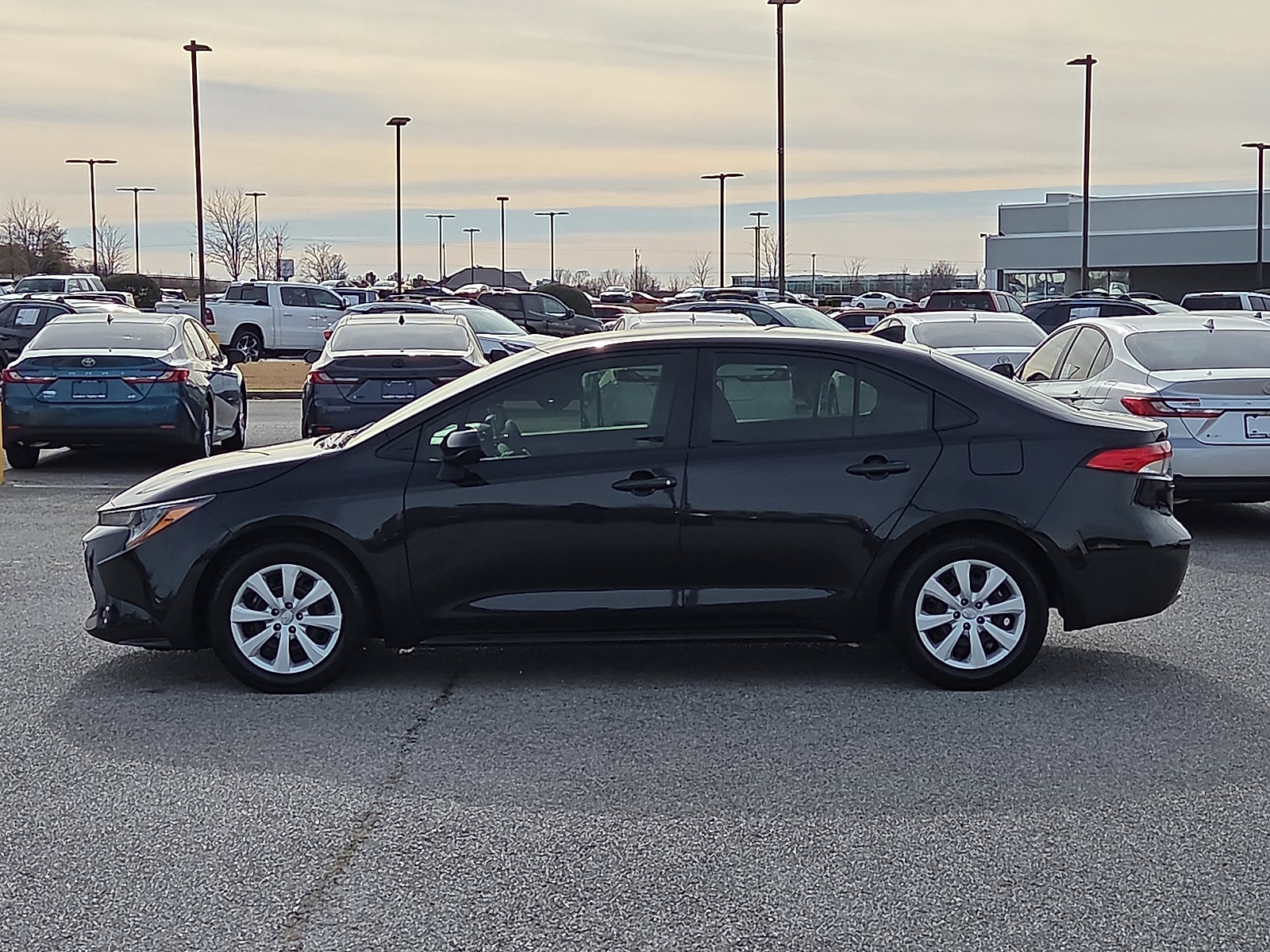 Used 2022 Toyota Corolla LE image 3