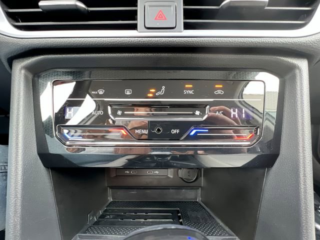 Used 2025 Volkswagen Taos SE image 18