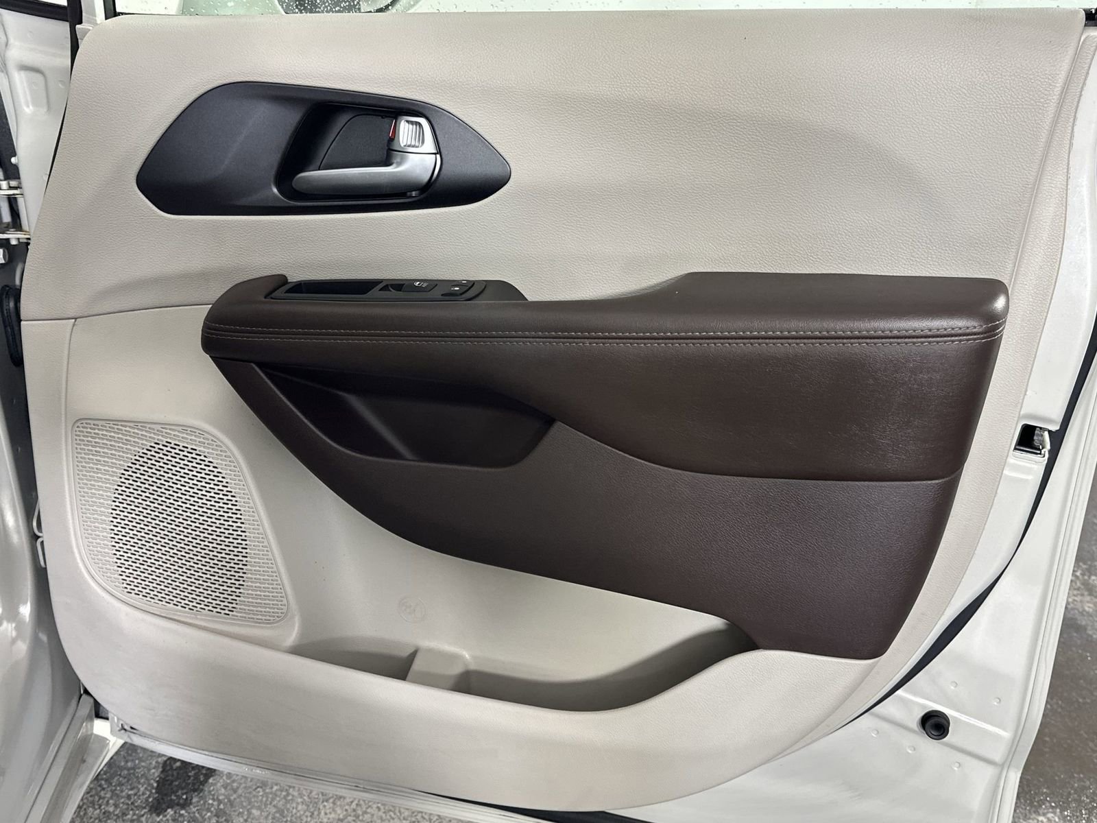 Used 2020 Chrysler Pacifica Touring-L w/ Tire & Wheel Group image 30