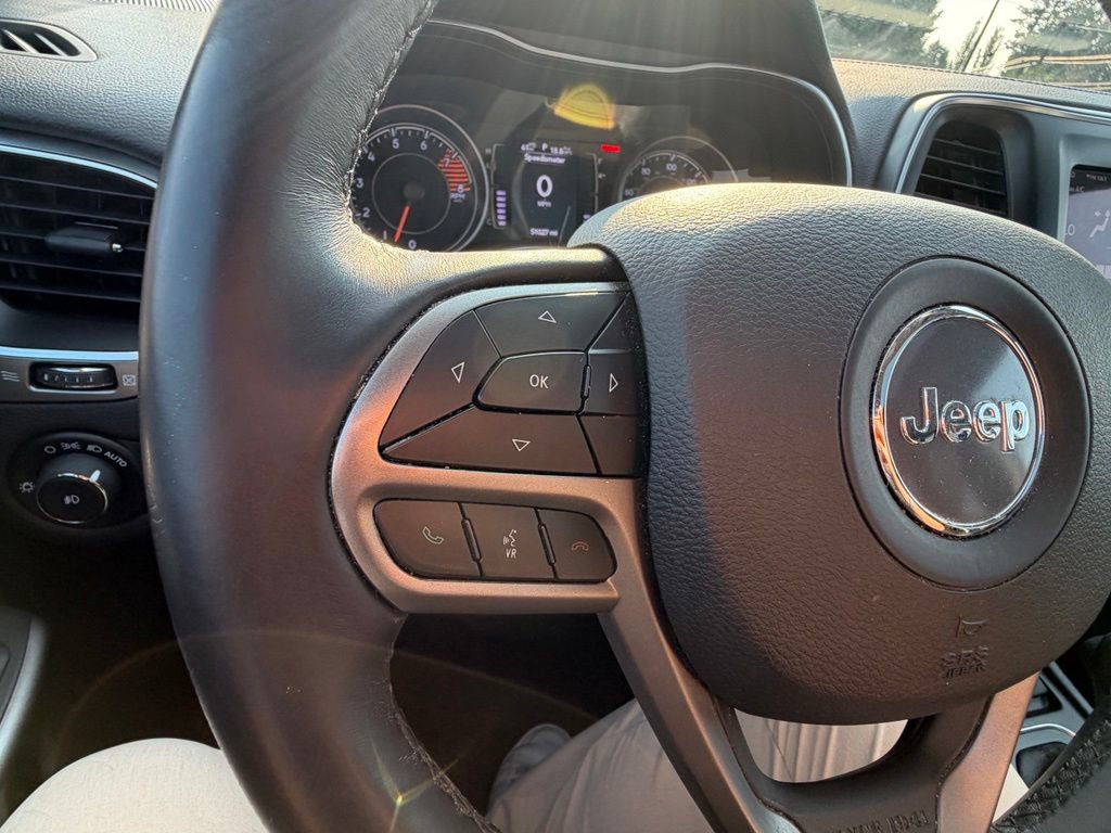 Used 2019 Jeep Cherokee Latitude Plus AWD/4WD image 14
