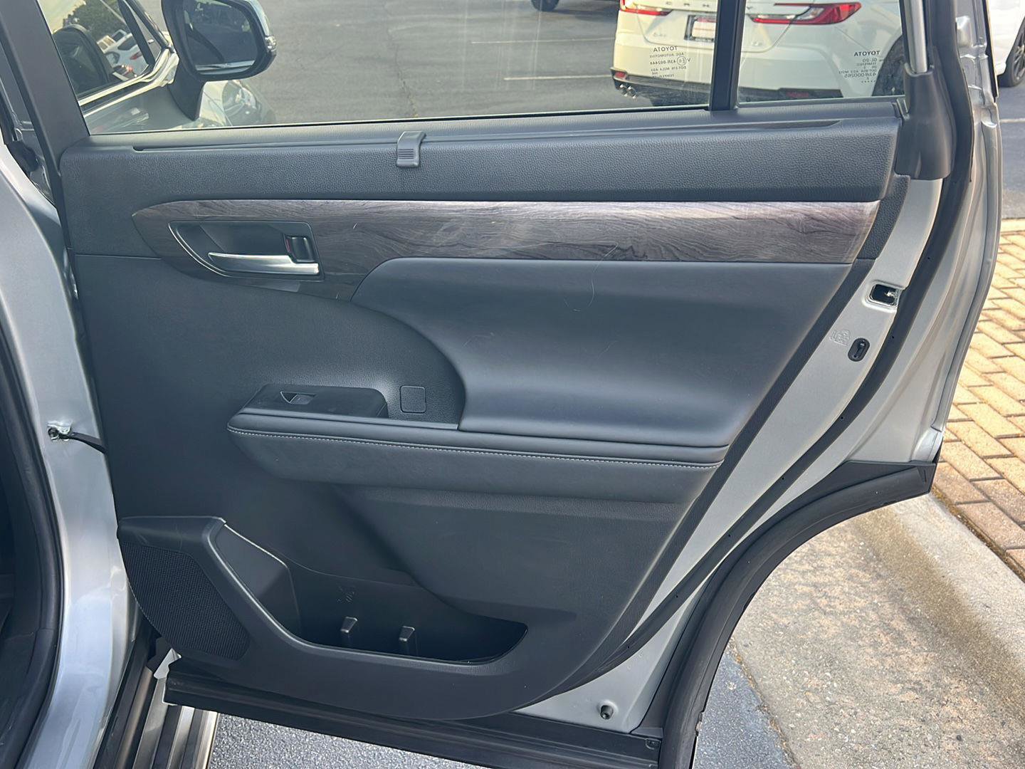 Used 2023 Toyota Highlander Limited image 15