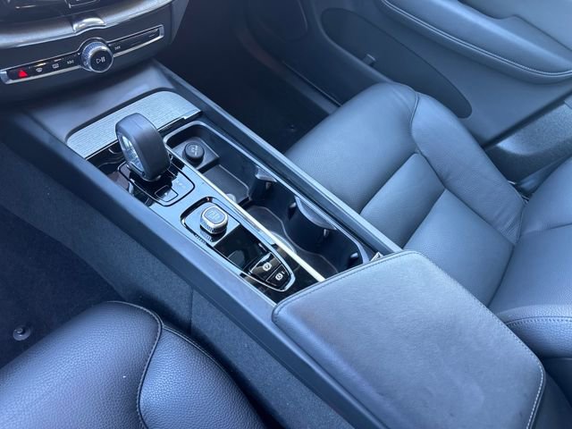Used 2025 Volvo XC60 B5 Plus image 23