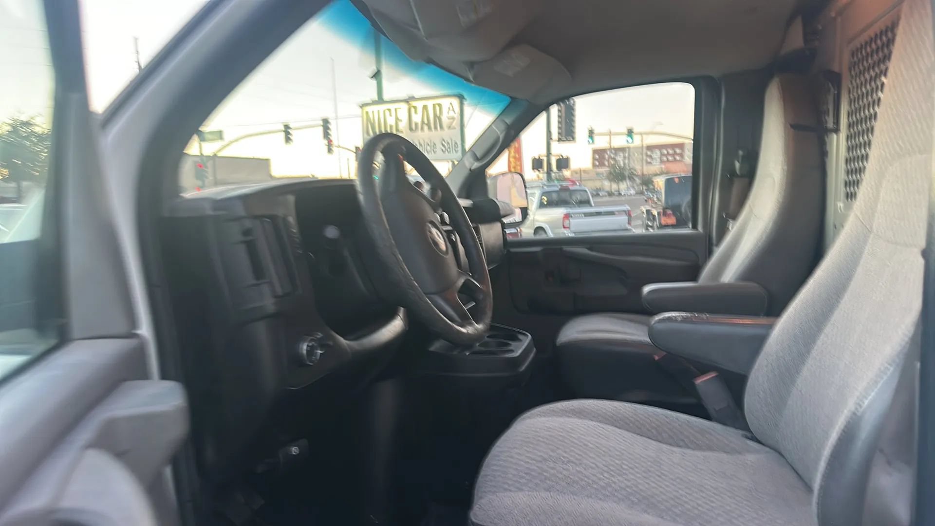Used 2010 Chevrolet Express 2500 RWD image 10