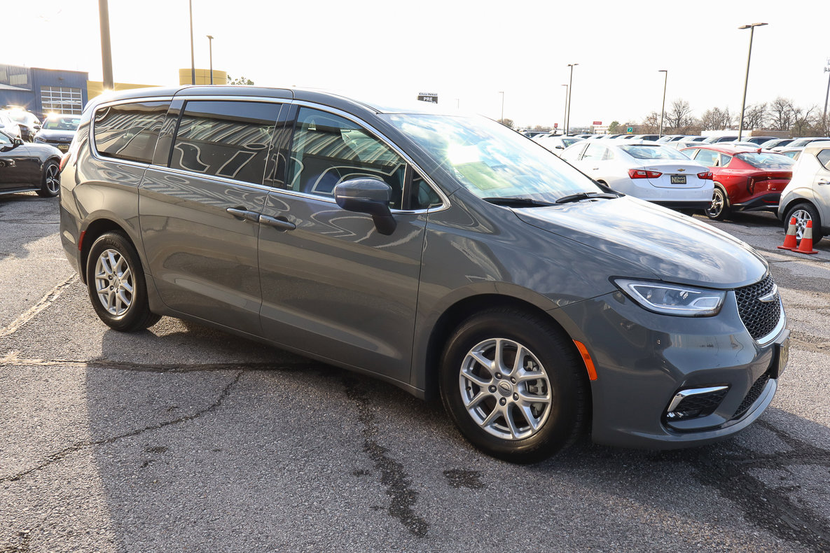Used 2023 Chrysler Pacifica Touring-L image 3