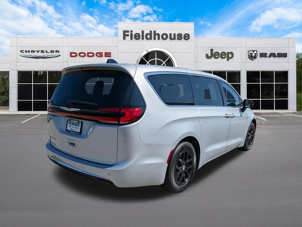 Used 2024 Chrysler Pacifica Touring-L FWD image 5