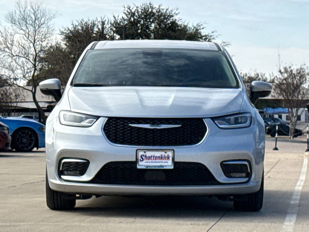 Used 2023 Chrysler Pacifica Touring-L image 2