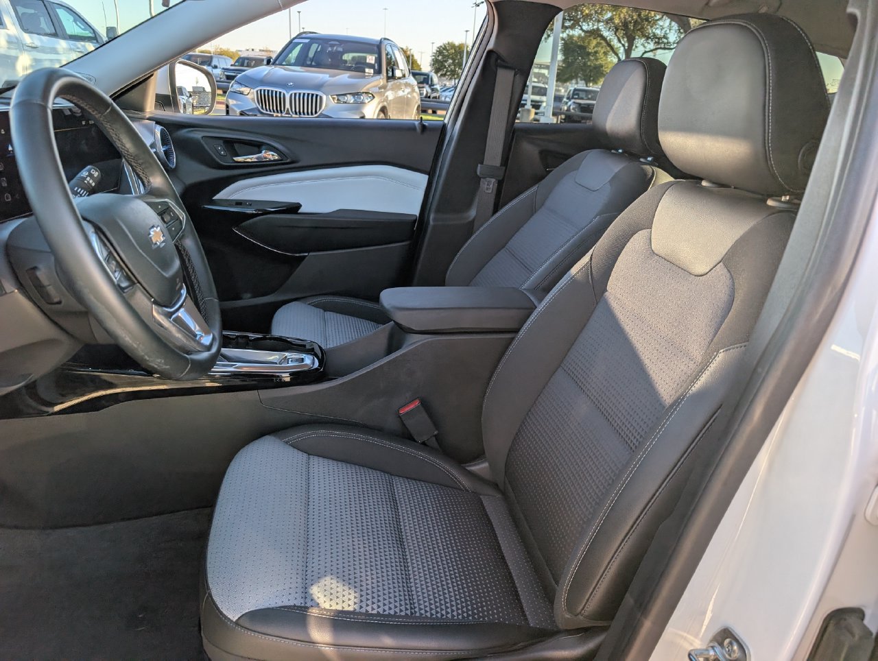 Used 2025 Chevrolet Trax LT w/ LT Convenience Package FWD image 25