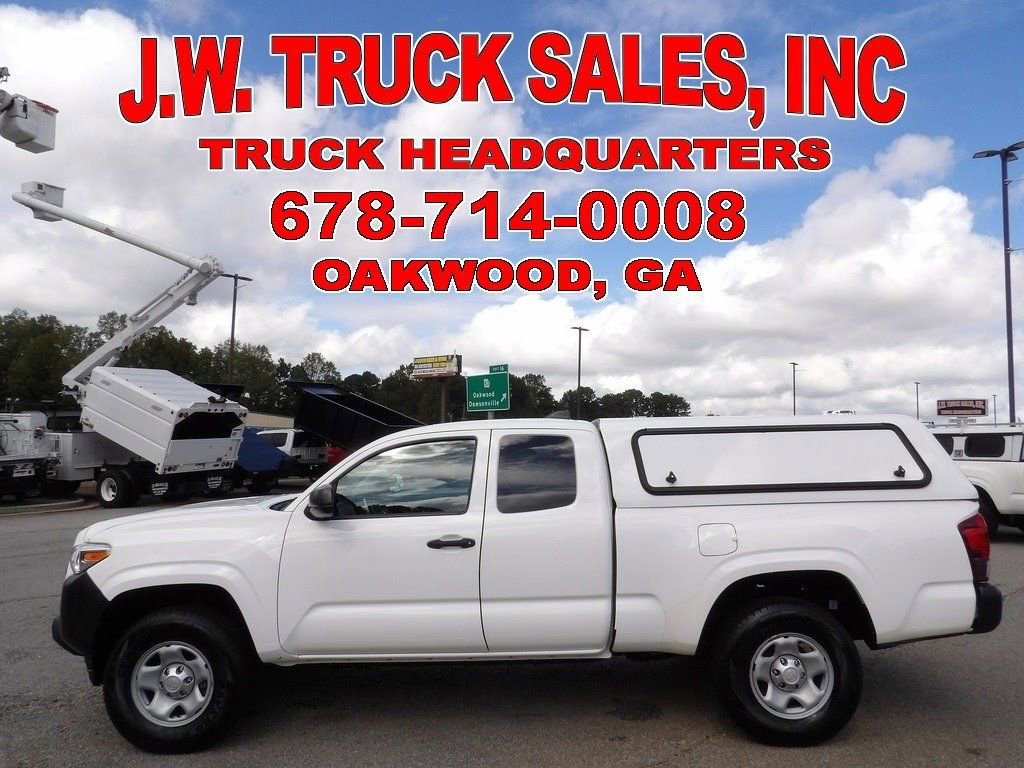 Used 2022 Toyota Tacoma SR image 2