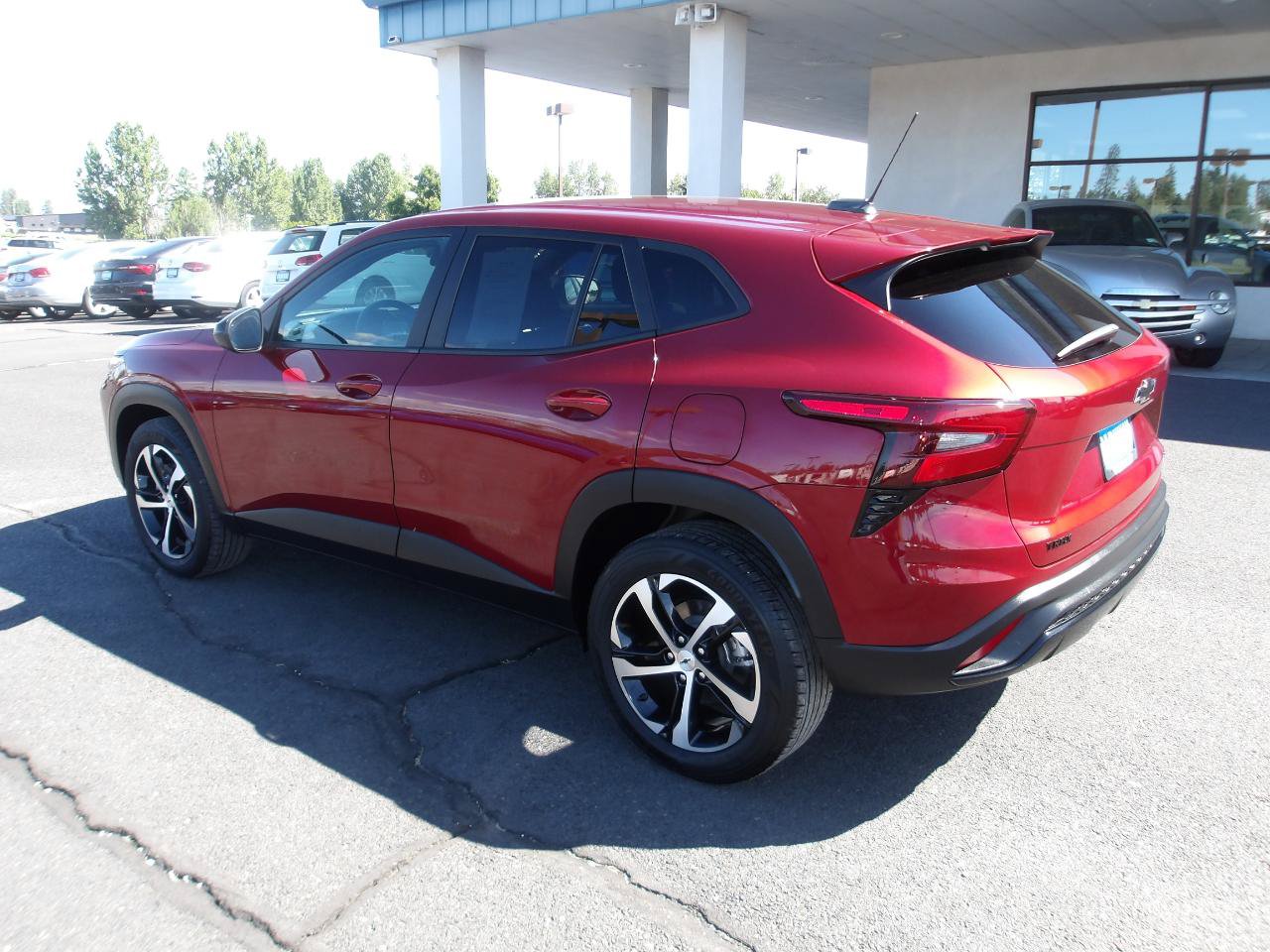 Used 2024 Chevrolet Trax RS w/ Sunroof Package FWD image 3