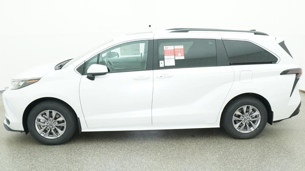 New 2026 Toyota Sienna XLE FWD image 3