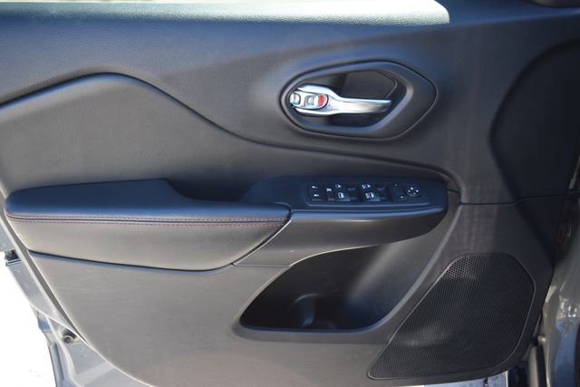 Used 2019 Jeep Cherokee Trailhawk w/ Cold Weather Group image 10