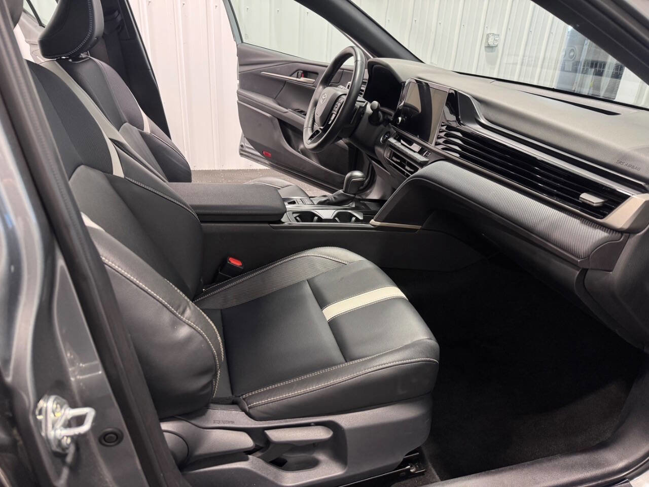 Used 2025 Toyota Camry SE image 18