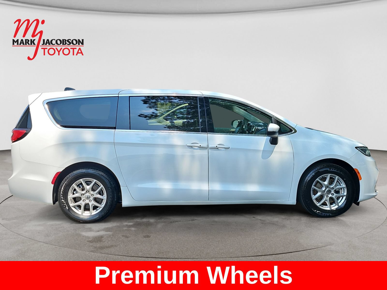 Used 2023 Chrysler Pacifica Touring-L FWD image 7