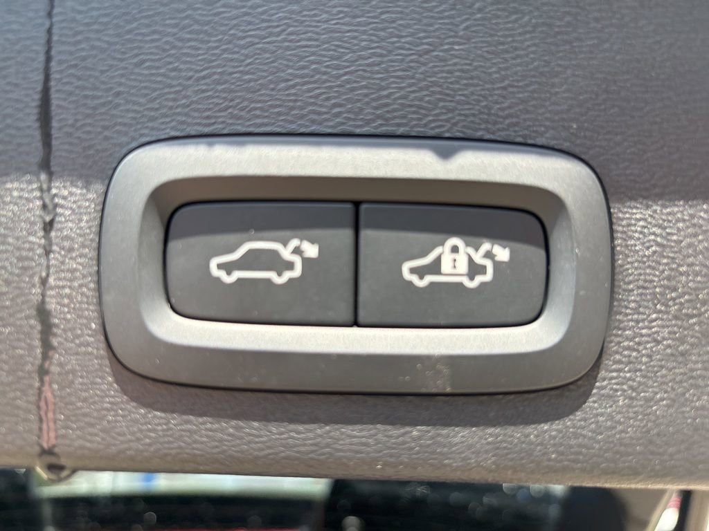 Used 2025 Volvo XC40 B5 Ultra w/ Protection Package Premier image 41