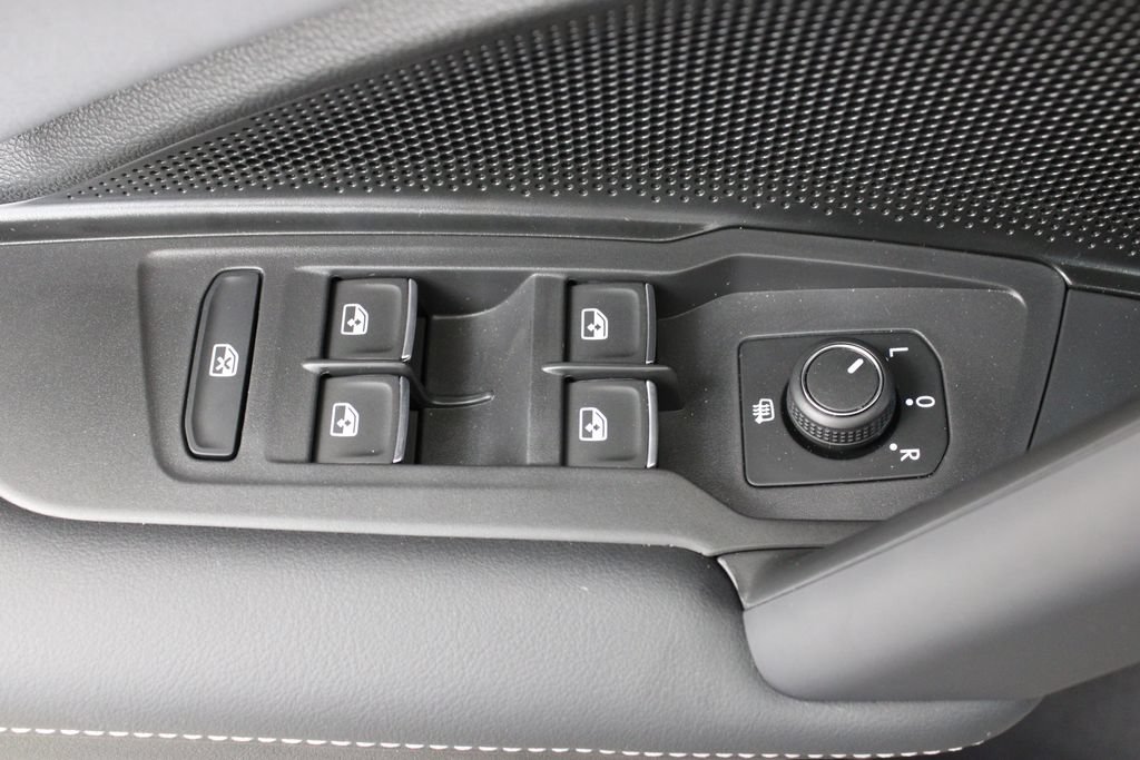 New 2026 Volkswagen Tiguan SE R-Line FWD image 17