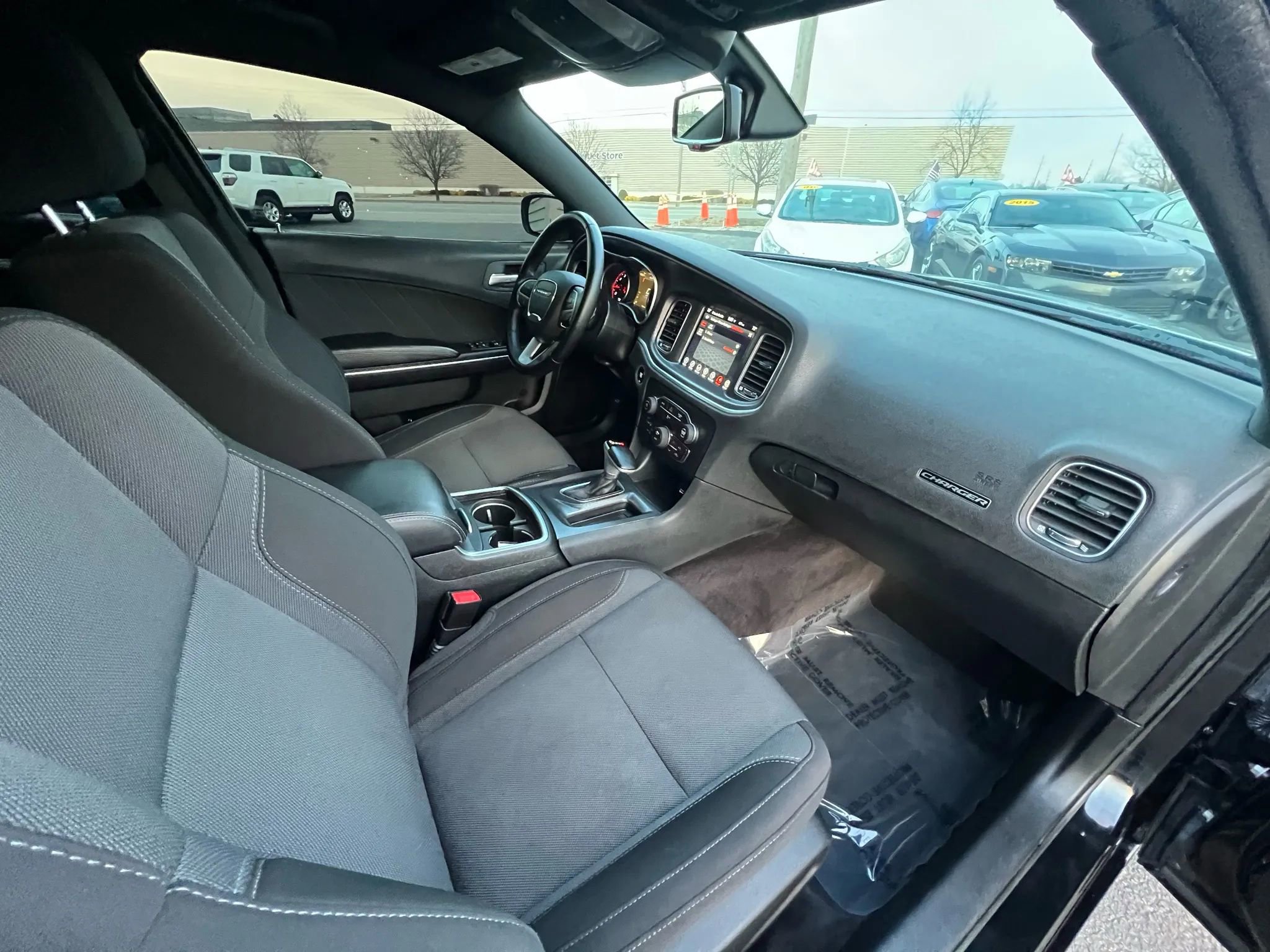 Used 2017 Dodge Charger SXT image 35