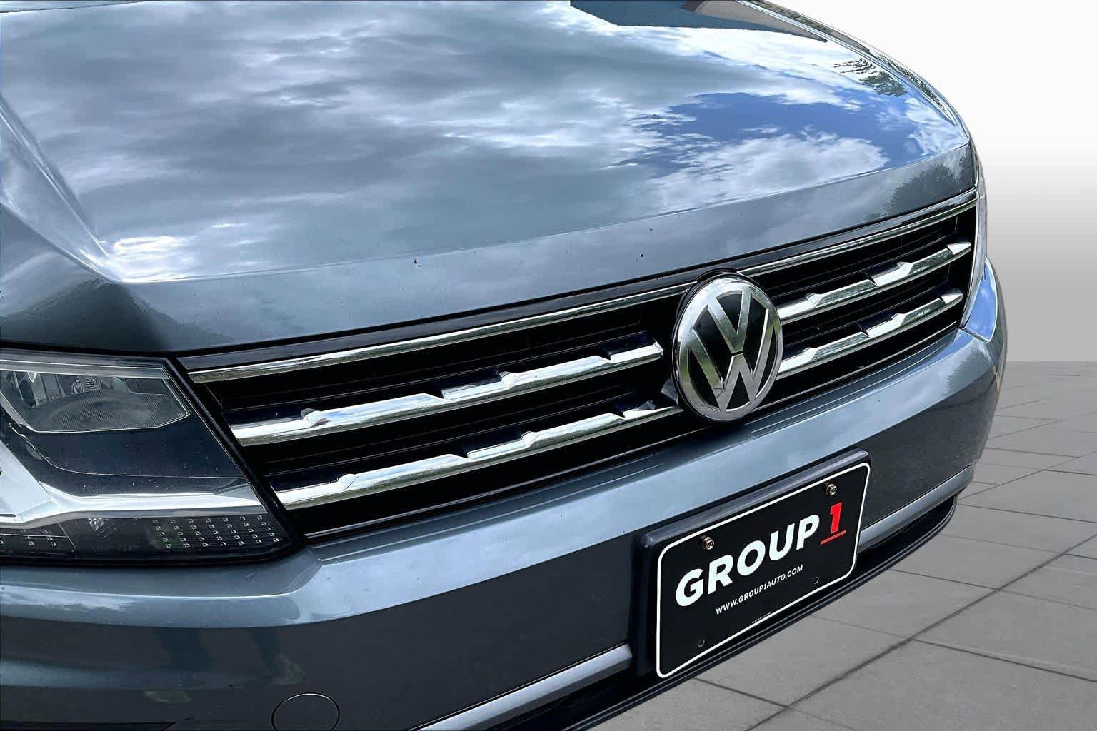 Used 2020 Volkswagen Tiguan SE w/ Panoramic Sunroof Package AWD/4WD image 32