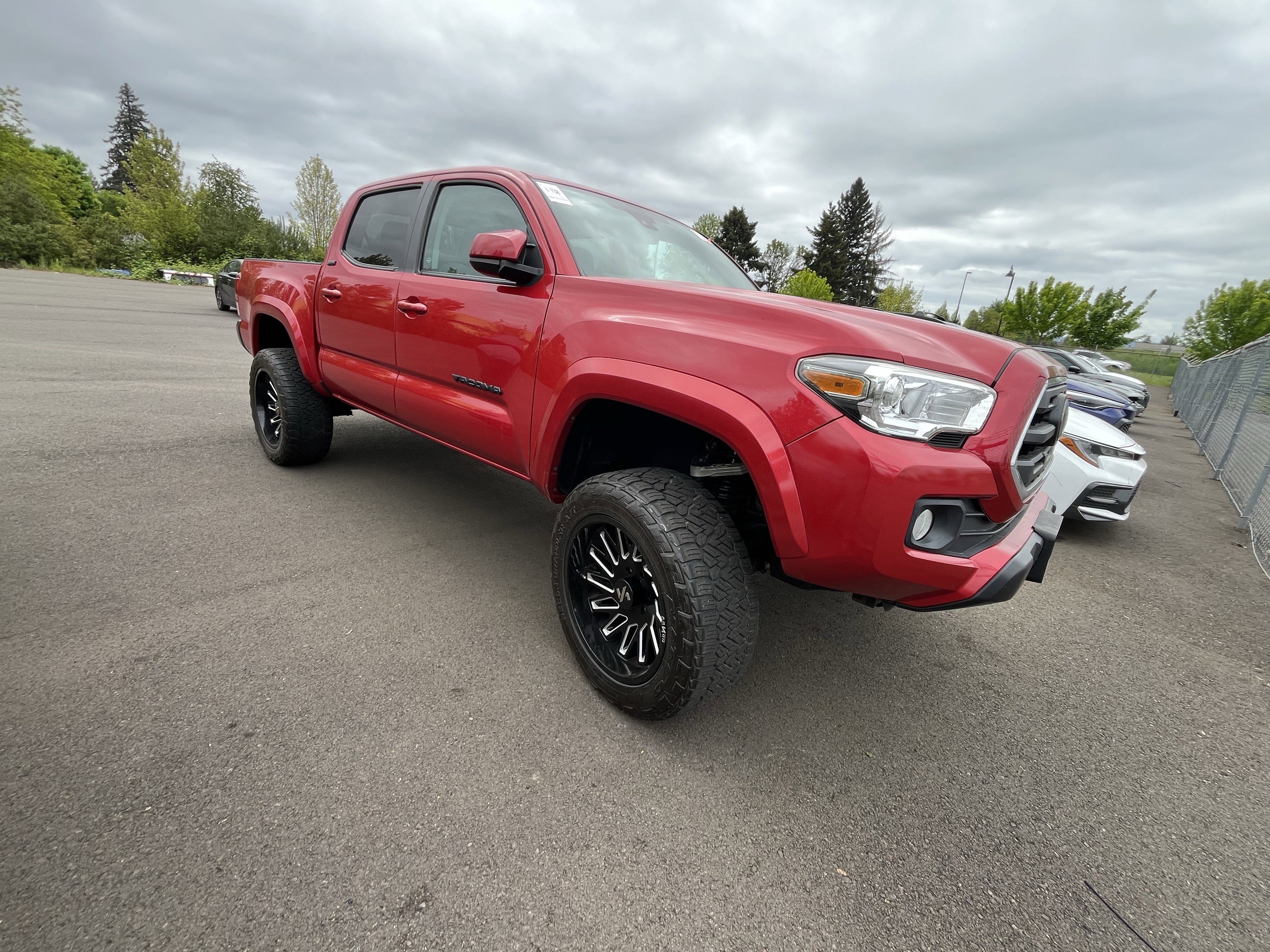 Used 2019 Toyota Tacoma SR5 AWD/4WD image 4