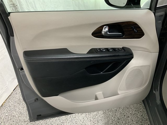 Used 2023 Chrysler Pacifica Limited image 18