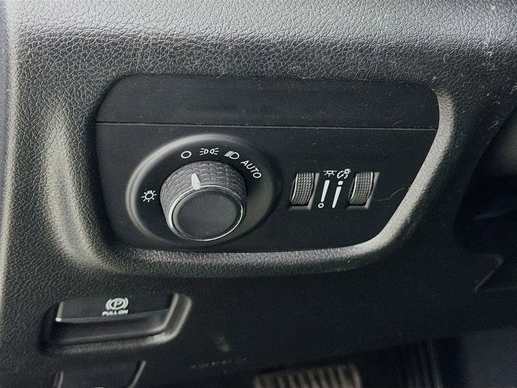 Used 2023 Jeep Grand Cherokee Laredo RWD image 12