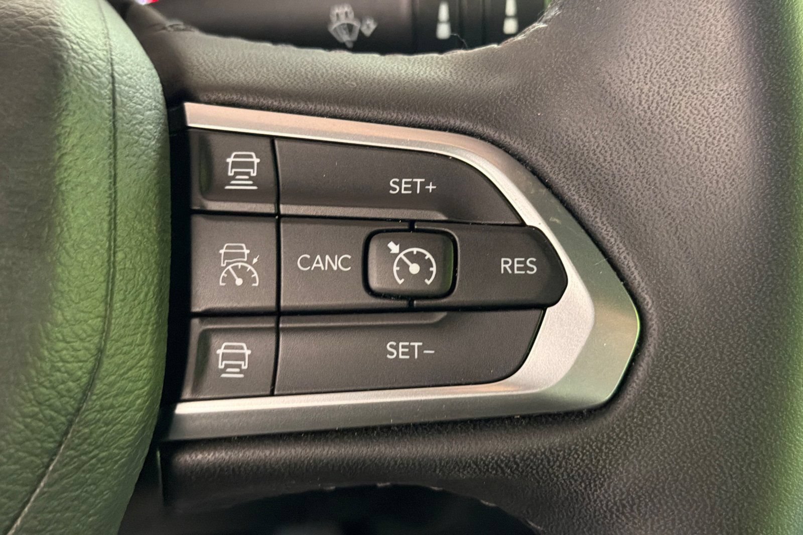 Used 2025 Jeep Compass Limited AWD/4WD image 33