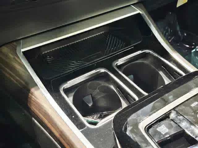 Certified 2025 BMW 750e xDrive w/ Executive Package AWD/4WD image 19