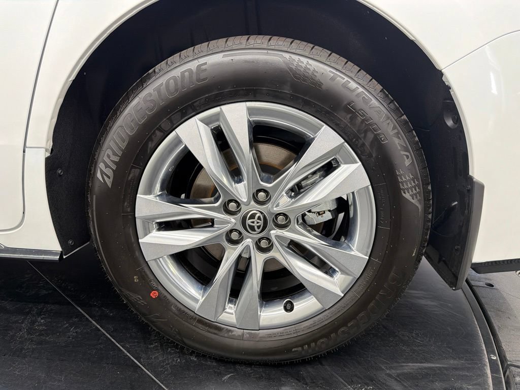 Used 2026 Toyota Sienna Limited FWD image 16