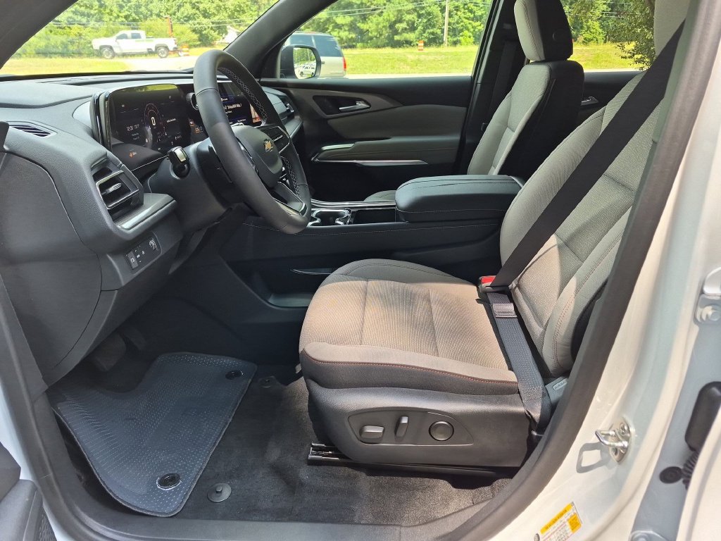 New 2027 Chevrolet Traverse LT FWD image 18