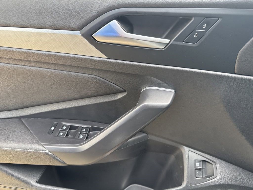 Used 2022 Volkswagen Jetta SE w/ Panoramic Sunroof Package FWD image 11