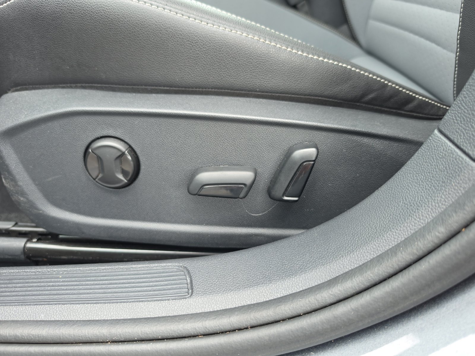 Used 2025 Volkswagen Jetta SE FWD image 16