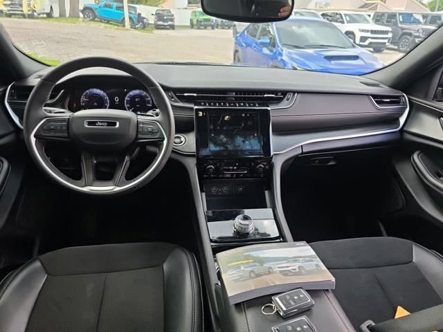 Used 2023 Jeep Grand Cherokee Altitude AWD/4WD image 5