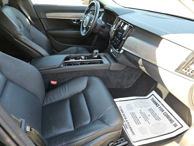 Used 2023 Volvo V90 B6 Cross Country Plus image 11