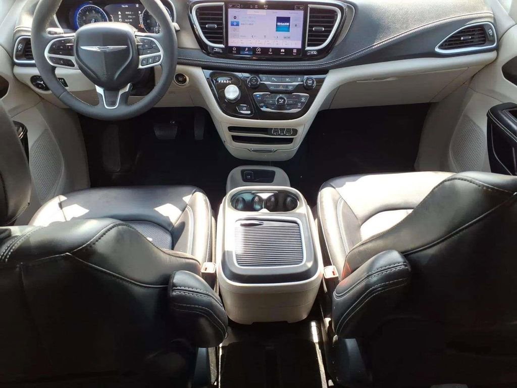 Used 2023 Chrysler Pacifica Touring-L image 10