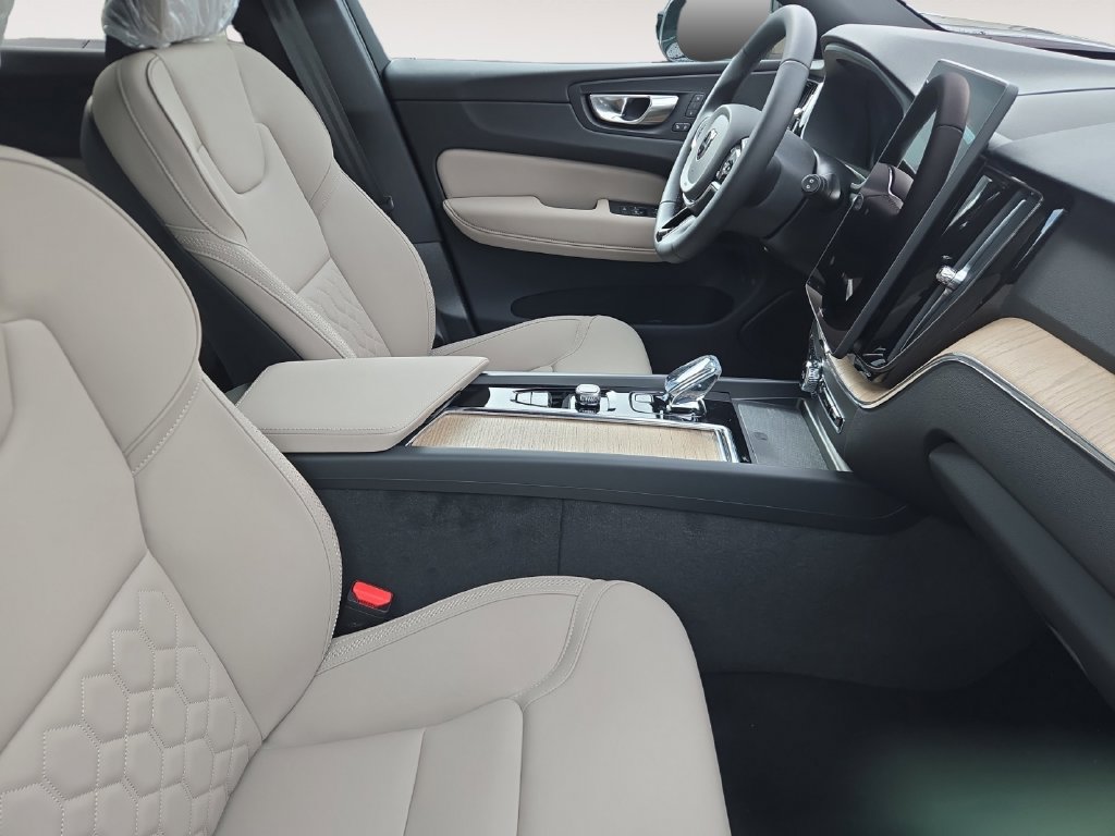 New 2027 Volvo XC60 B5 Core AWD/4WD image 2