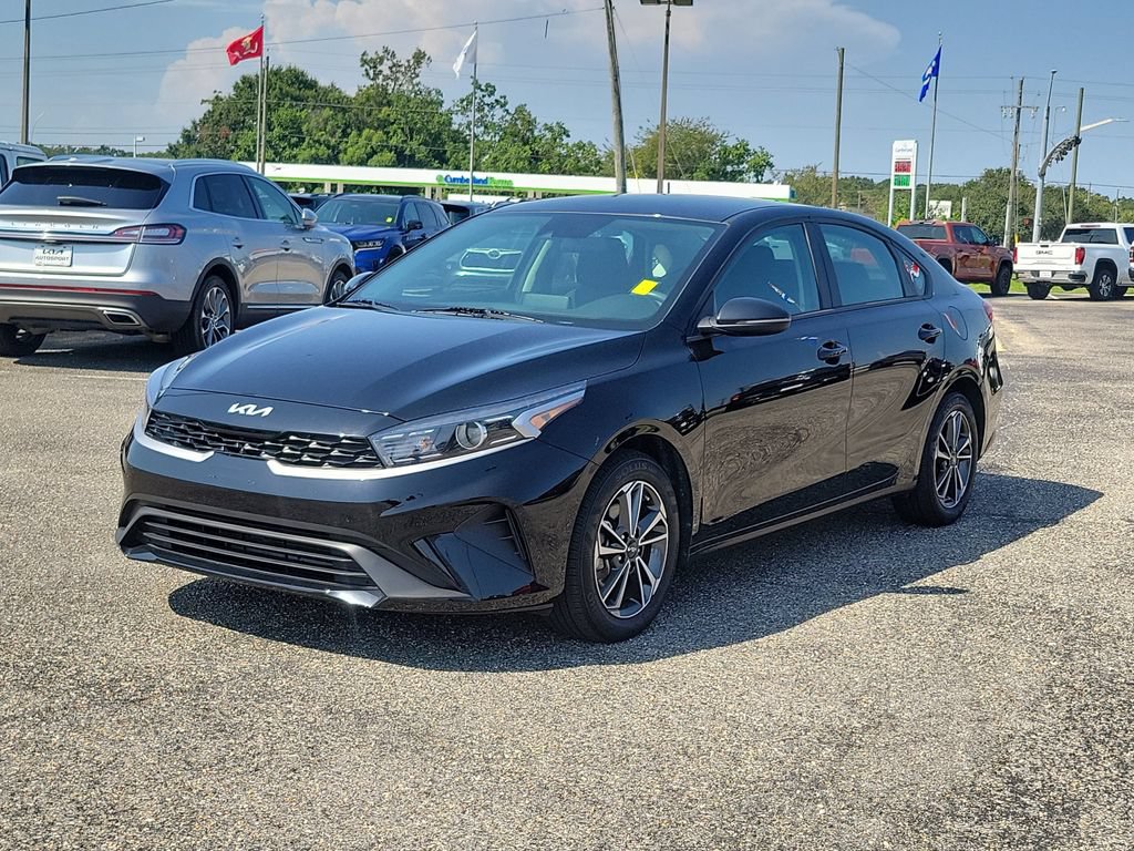 Used 2023 Kia Forte LXS w/ LXS Technology Package FWD image 2