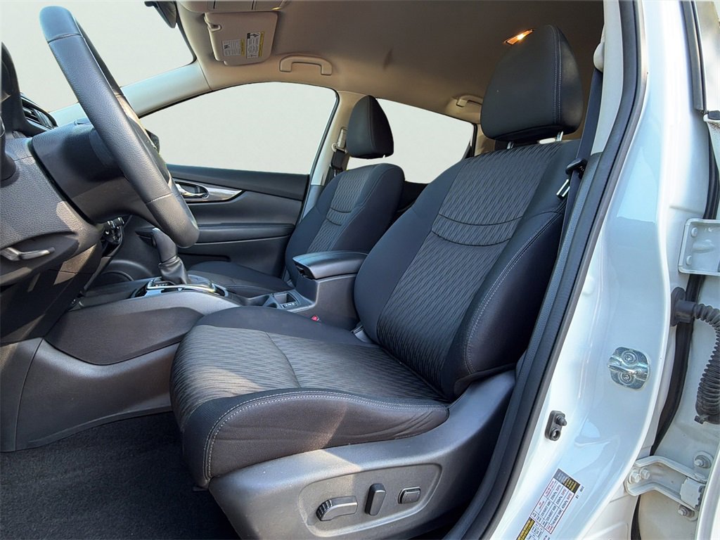 Used 2017 Nissan Rogue SV image 2