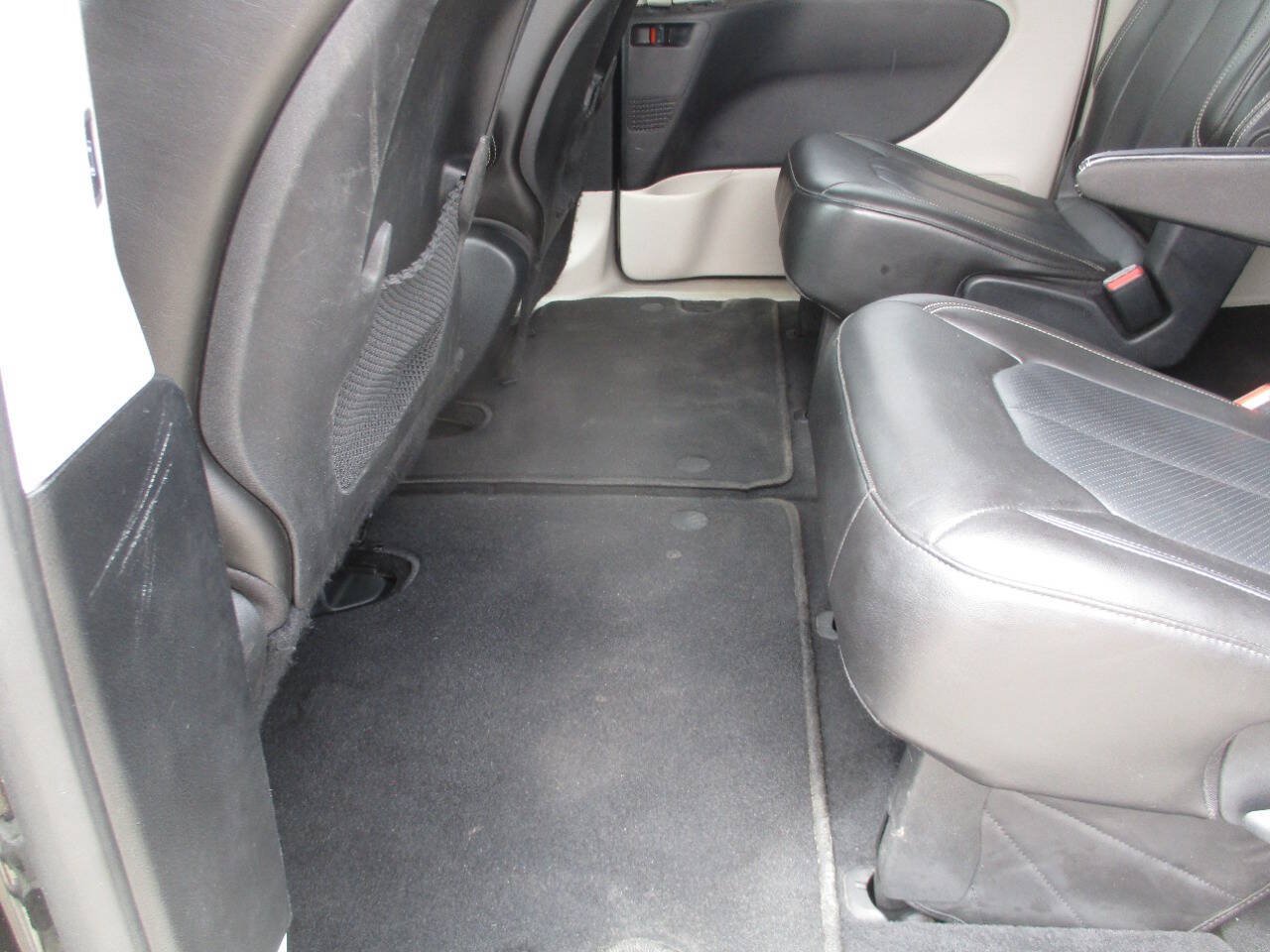 Used 2020 Chrysler Voyager Lxi FWD image 27