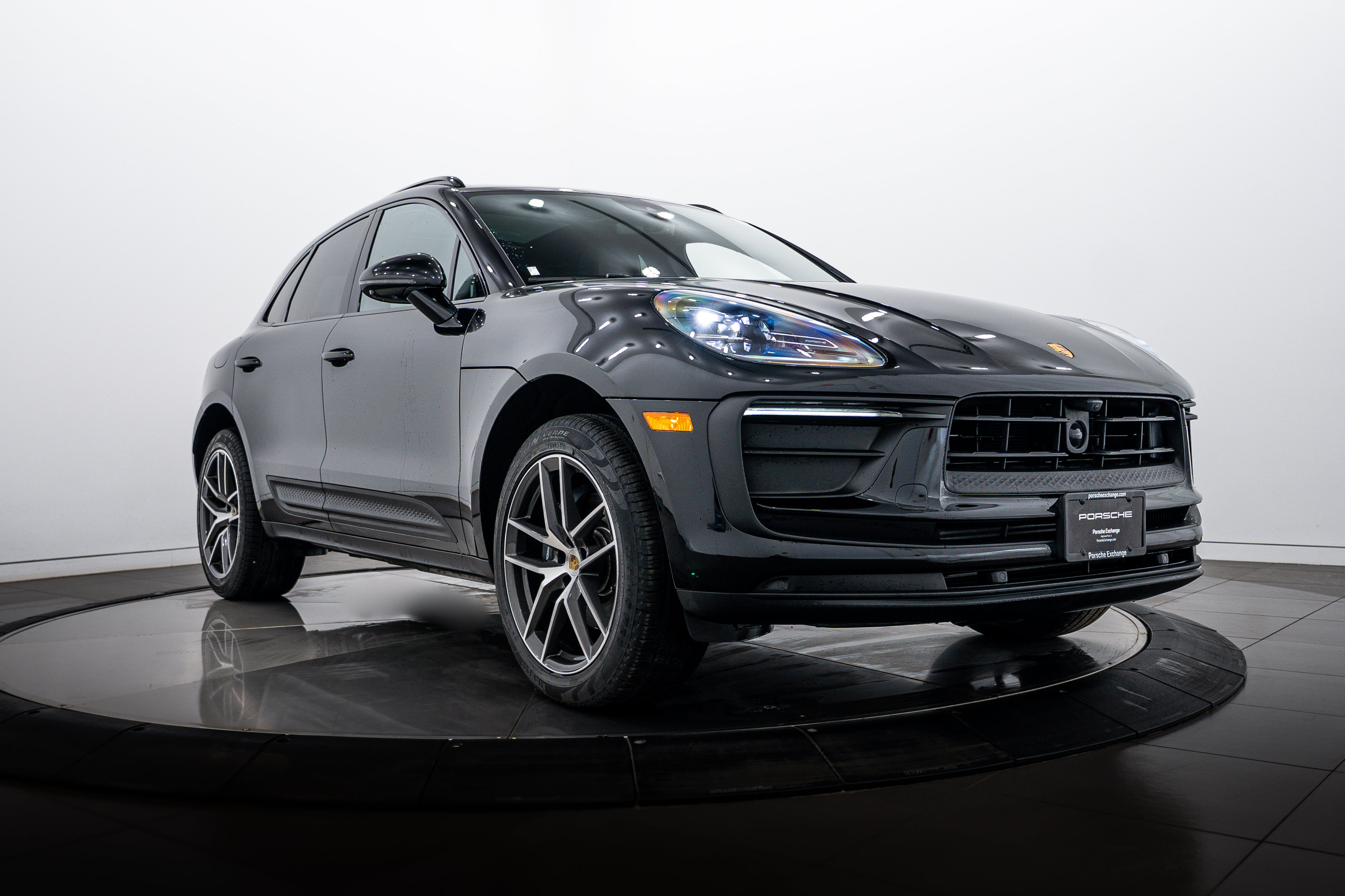 Certified 2026 Porsche Macan AWD/4WD image 9
