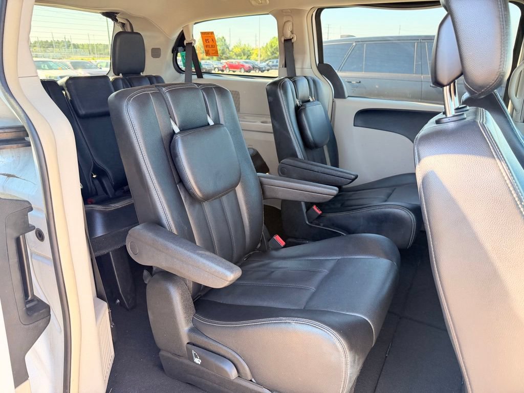 Used 2014 Chrysler Town & Country Touring FWD image 15