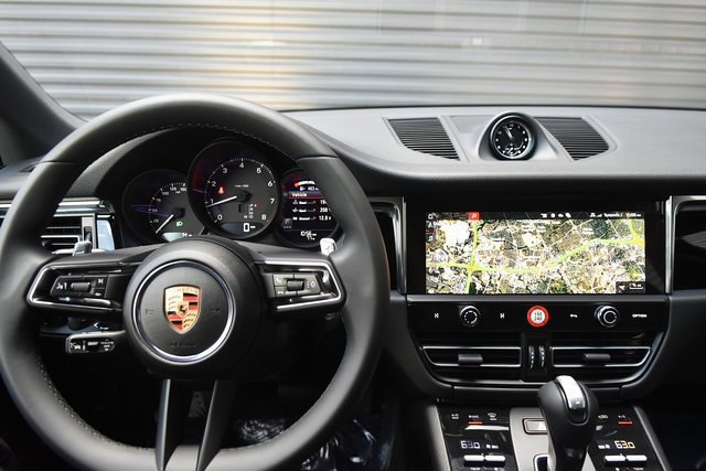 Certified 2025 Porsche Macan image 20