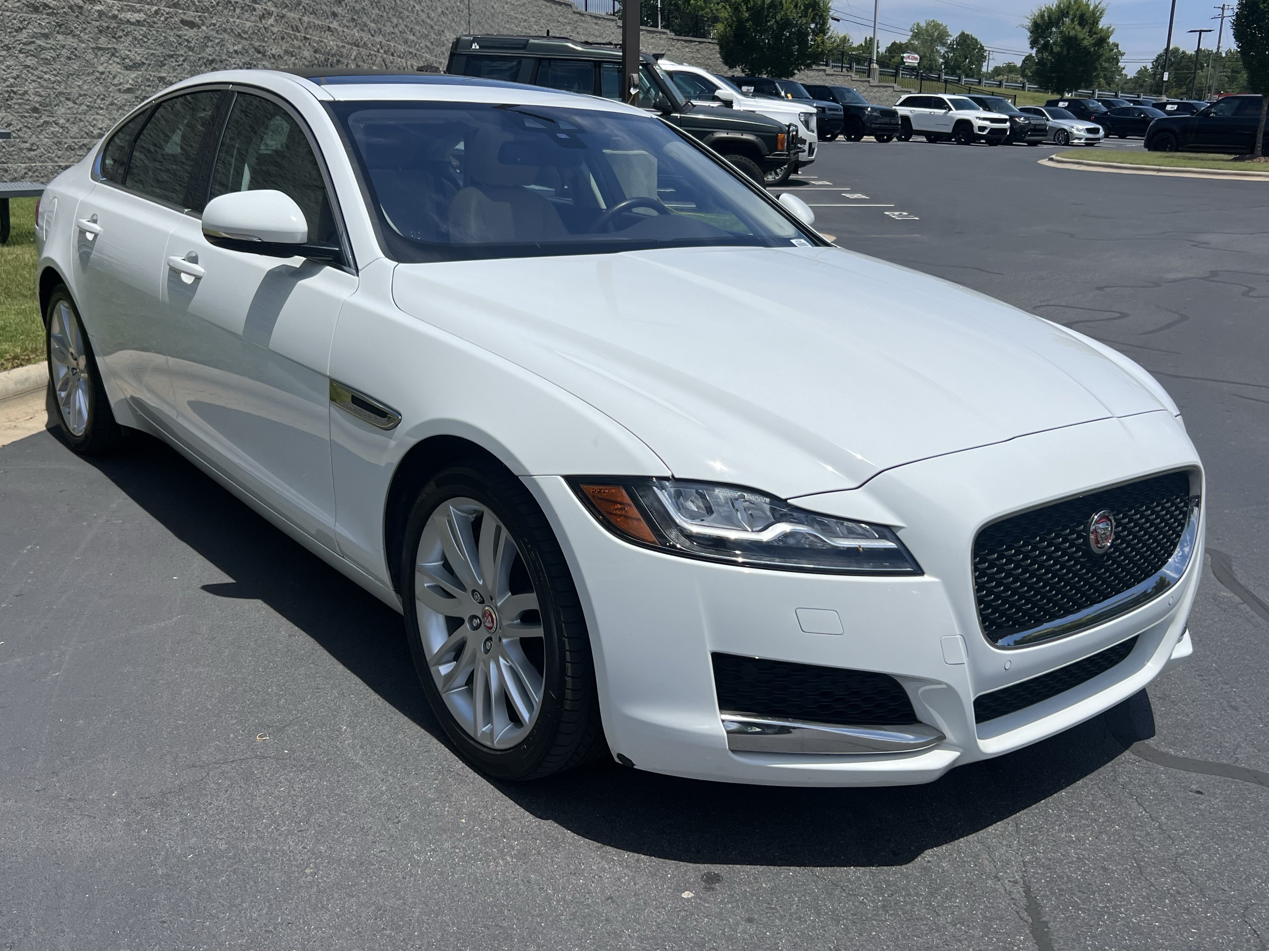 Used 2017 Jaguar XF Prestige RWD image 11