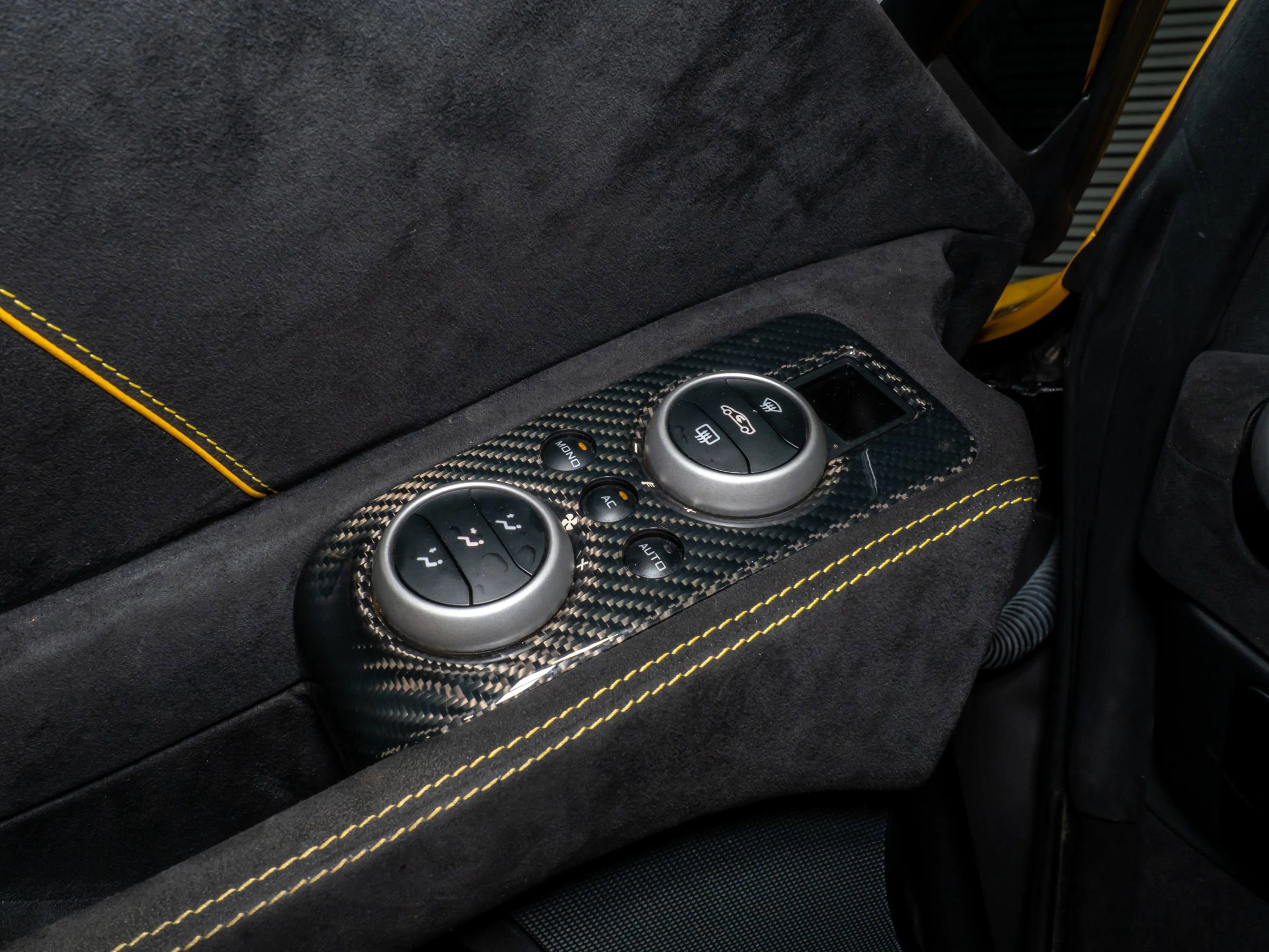 Used 2015 McLaren 650S Spider image 34