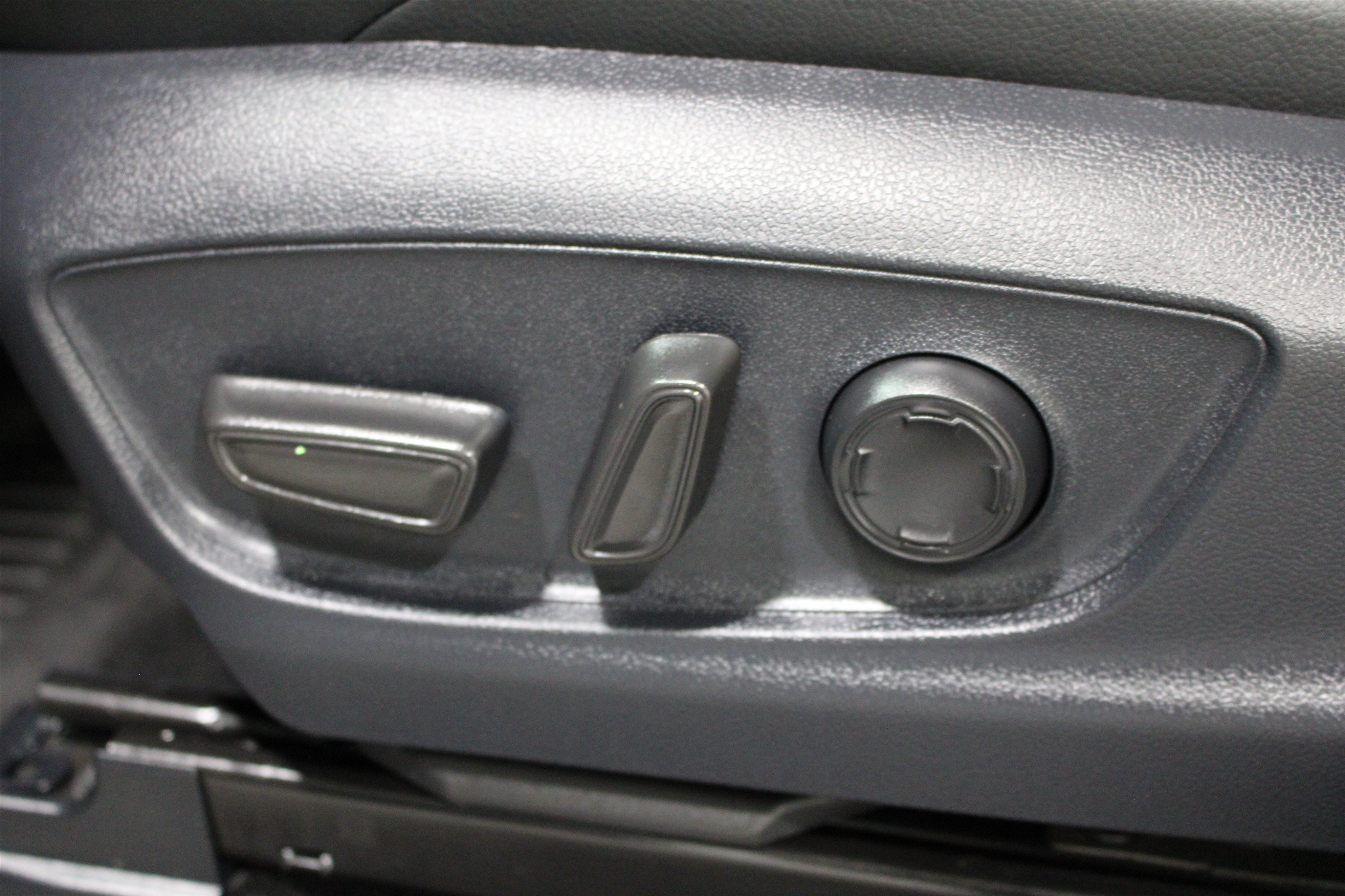 Used 2025 Toyota Tacoma Limited AWD/4WD image 5