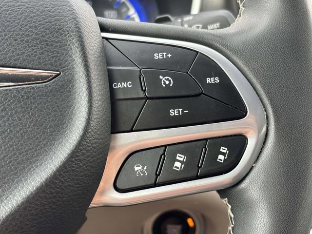 Used 2023 Chrysler Pacifica Touring-L FWD image 12