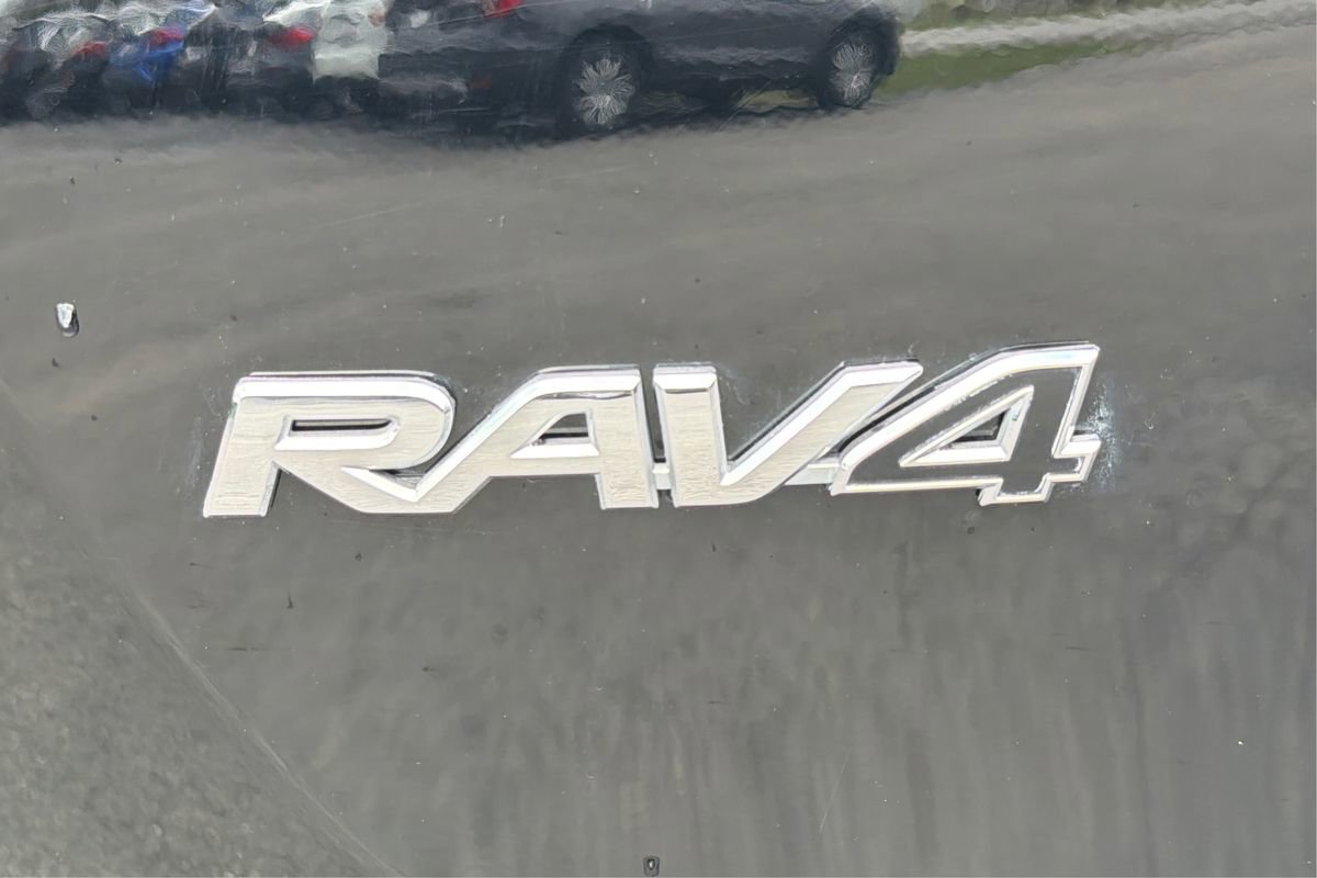 Used 2018 Toyota RAV4 LE w/ All Weather Liner Package image 23