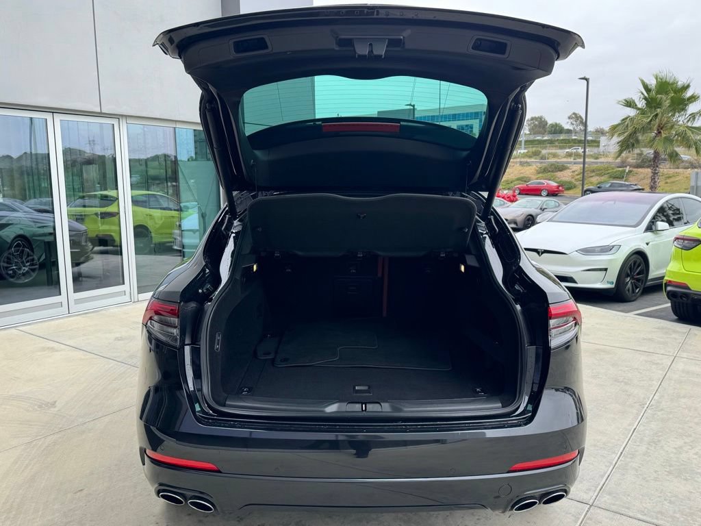 Certified 2022 Maserati Levante GT AWD/4WD image 11