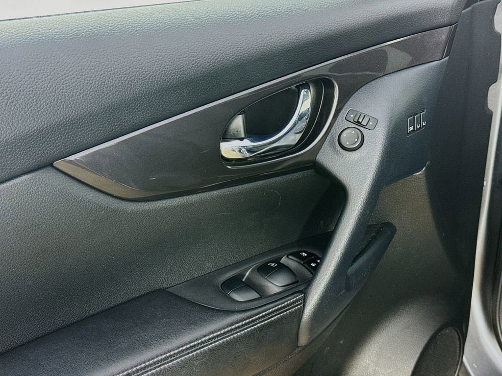 Used 2019 Nissan Rogue SV w/ Sun & Sound Touring Package AWD/4WD image 22