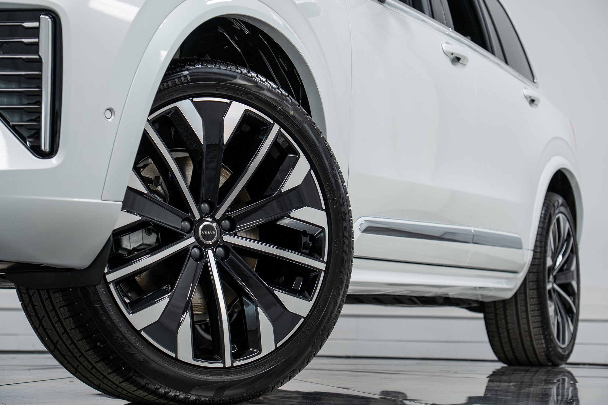 New 2026 Volvo XC90 B6 Plus w/ Protection Package Premier image 28