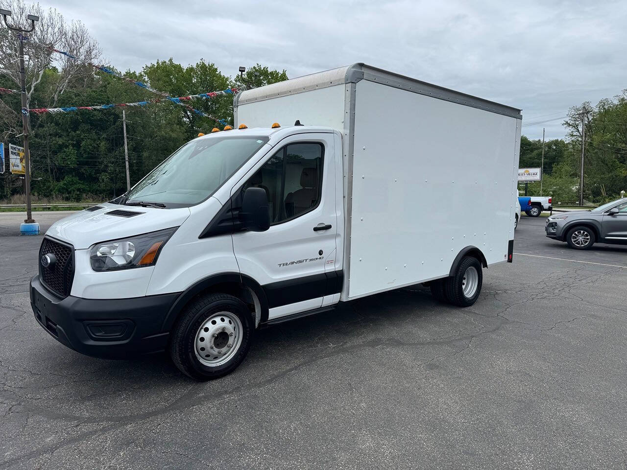 Used 2023 Ford Transit 350 DRW RWD image 4